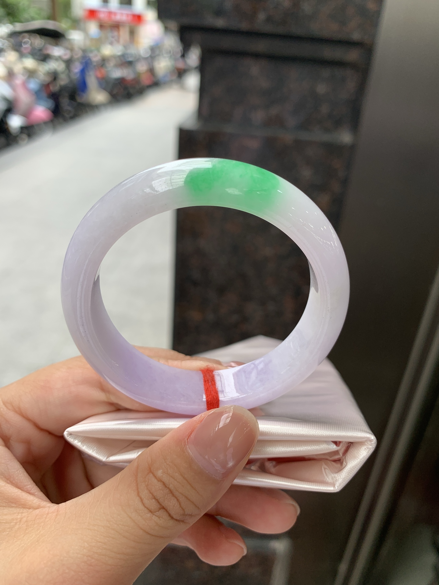 春彩正圈, 打灯棉纹，内圈沙眼扣手，底妆水润细腻，浓郁紫底与阳绿花搭配，宛如春天的繁华。在岁月的长河