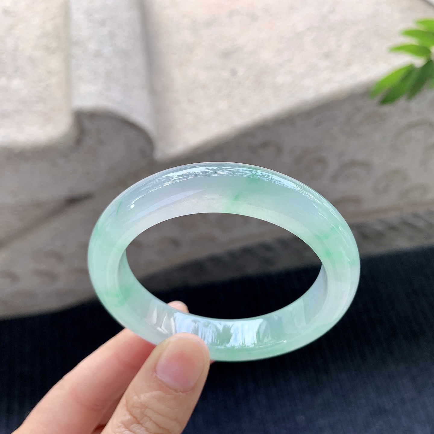 正圈50 51，圈口51.8/11.6/8.5，编码LZ080333，冰飘绿，清透，水润，种老，细腻，无裂。