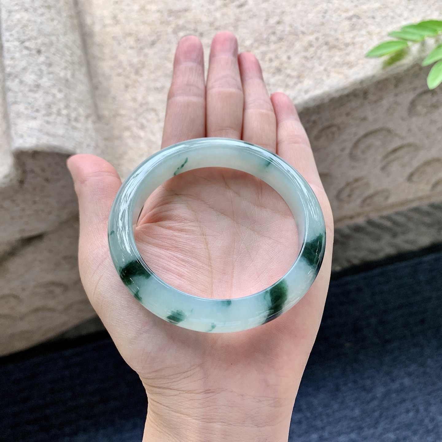 正圈55 56，圈口56.6/11.5/8，编码W6080433，描述：细糯飘花，水润，种老，细腻，无裂。