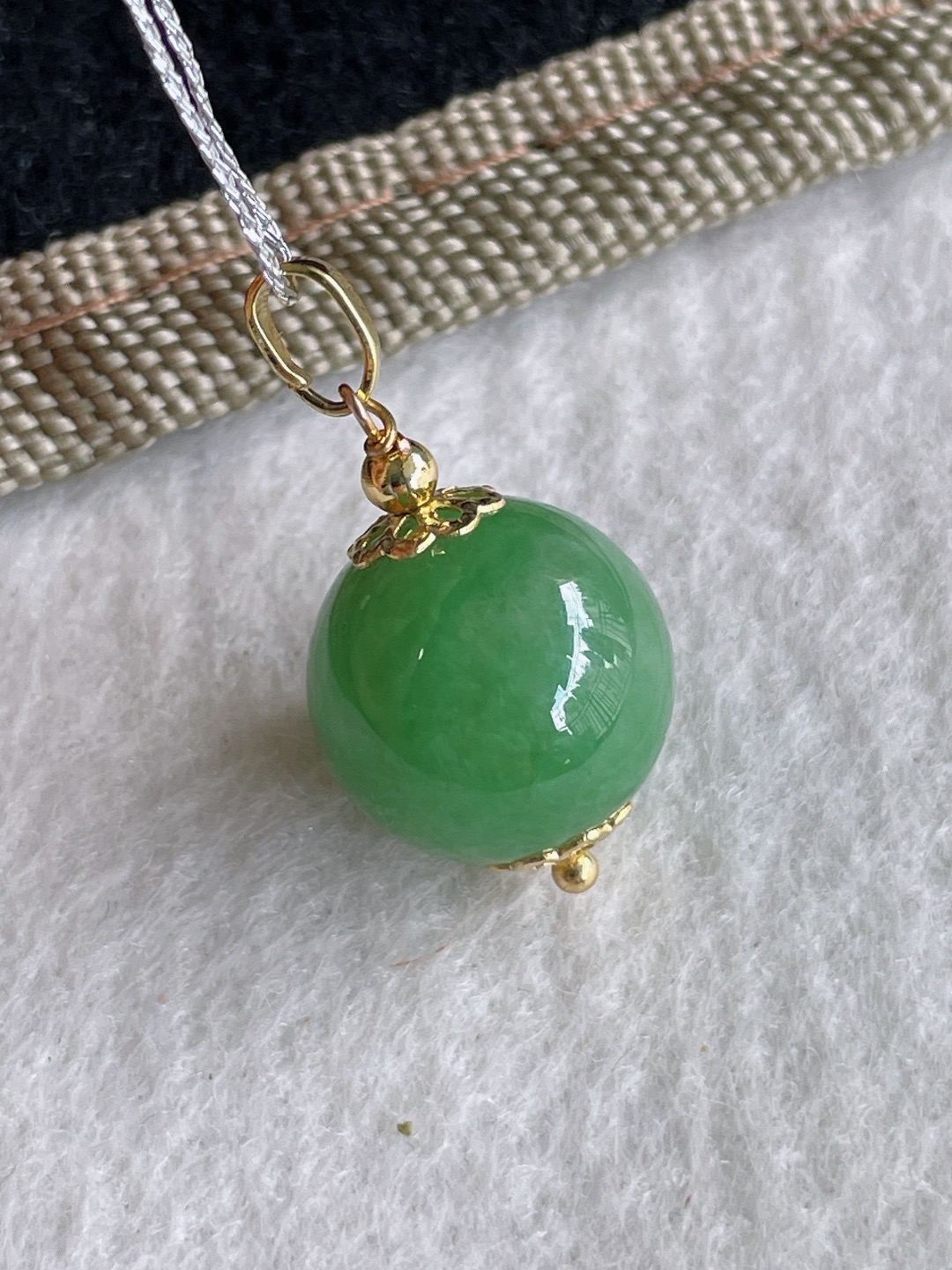 特惠活动#天然翡翠冰满绿圆珠单珠吊坠，尺寸：13.6mm。