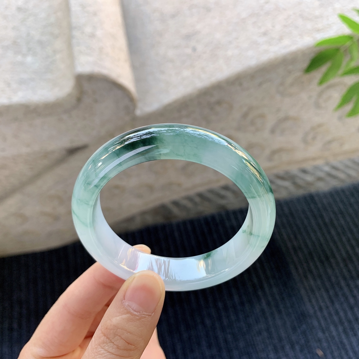 正圈53 54，圈口54.5/13.8/8.2，编码A1080231，冰糯飘花，水润，种老，细腻，无裂。