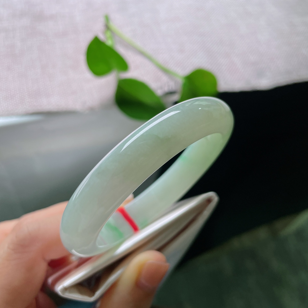 56/12/8.8，飘绿正圈，皮纹，清润玉底点缀一抹翠色，光泽柔和内敛，不张扬却独具韵味，ss56944a