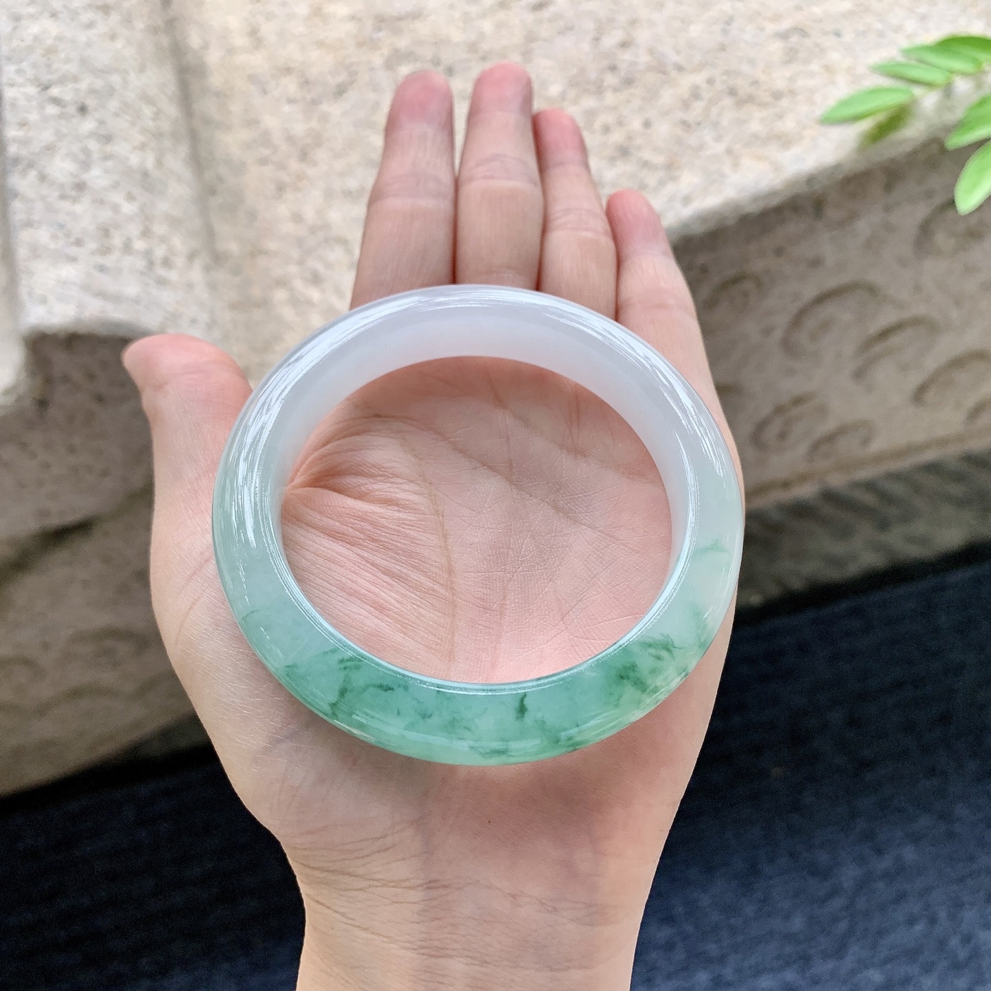 正圈56 57，圈口57/11.3/9，编码J7080427，描述冰糯飘花，水润，种老，细腻，打灯有棉线