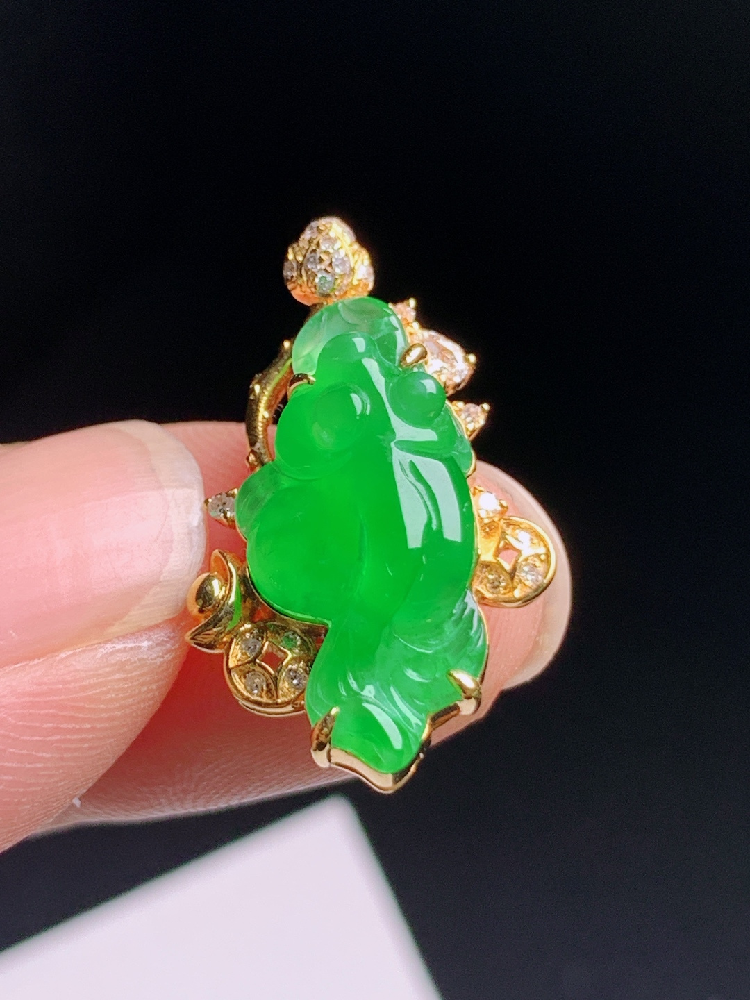 冰阳绿金鱼吊坠，重金镶嵌搭配铜钱纹饰，色浓鲜亮水头充盈，裸石19.2-8.7-3.523.5，52