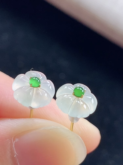 18k金镶冰种花开富贵耳钉，无裂，裸石尺寸8.1-2.4mm，d03yja