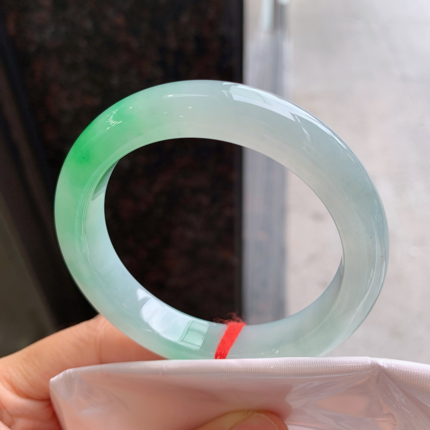 正圈冰飘绿 微细纹 尺寸：55.3/12/9 细腻色阳