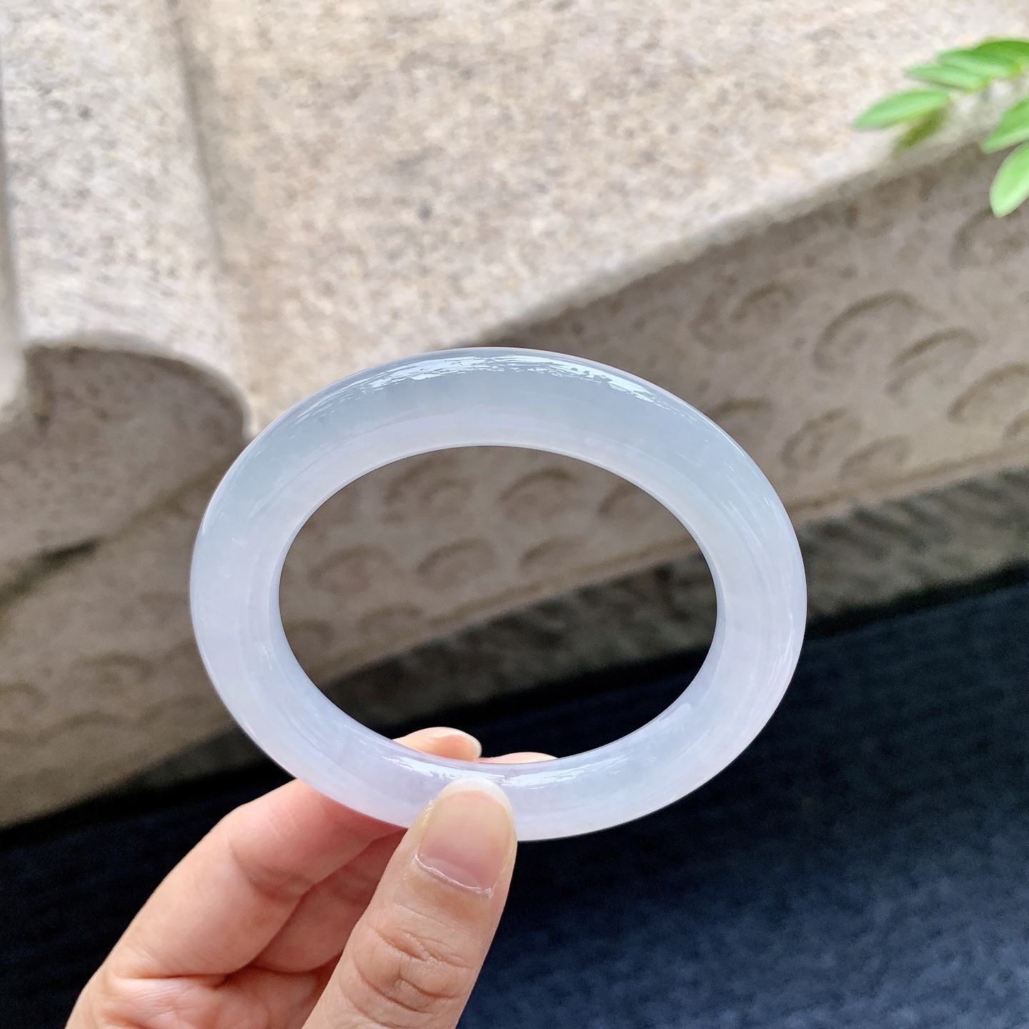 圆条55 56，圈口56.1/10.4/10.5，编码BA080409，冰糯底色，水润，种老，细腻，打灯有絮线