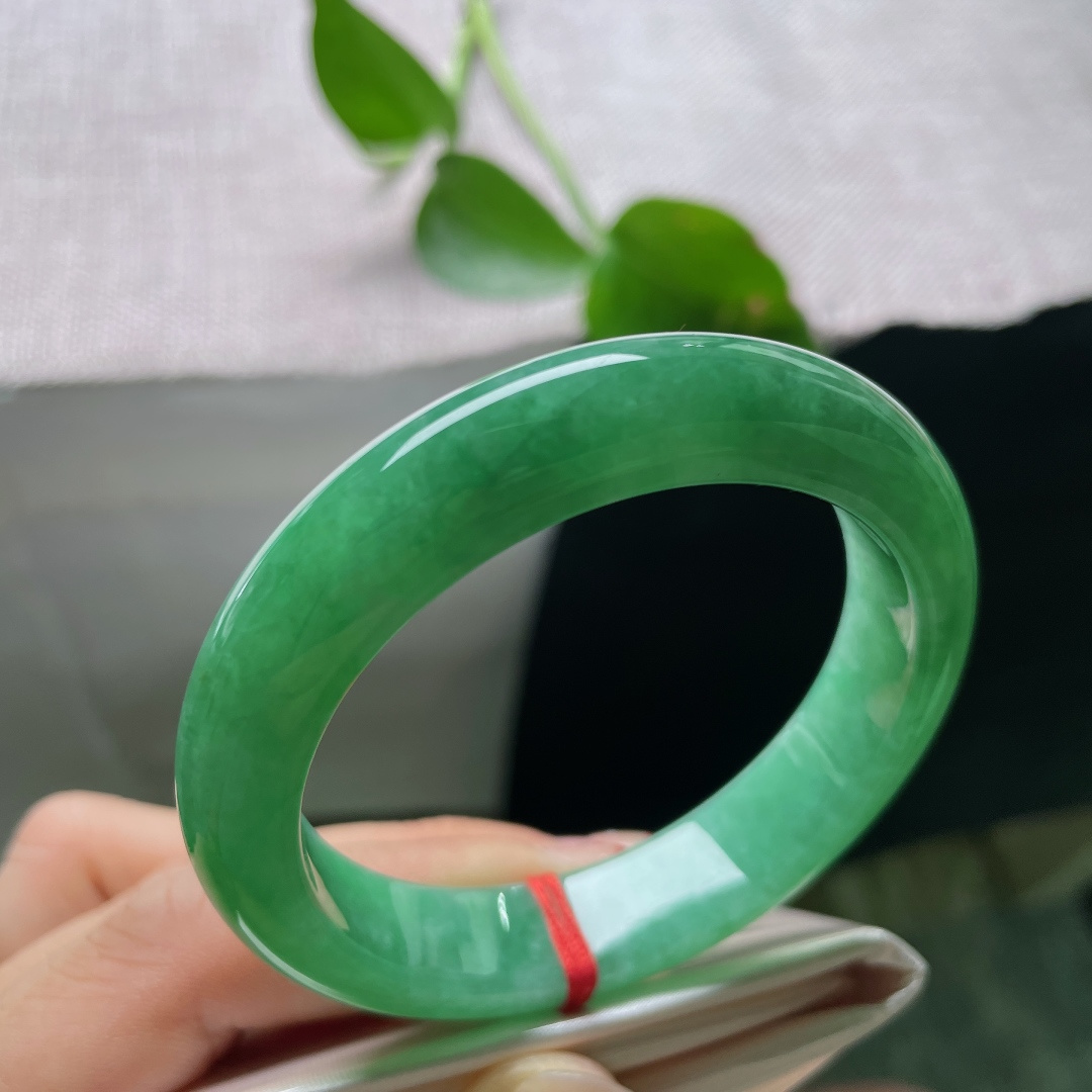 53.3/12.3/8.4，绿底正圈，偏爱这抹匀净绿底，玉质细腻油润，抬手便是低调温润的东方氛围，有皮纹，贵气上手耐看，ss56326a