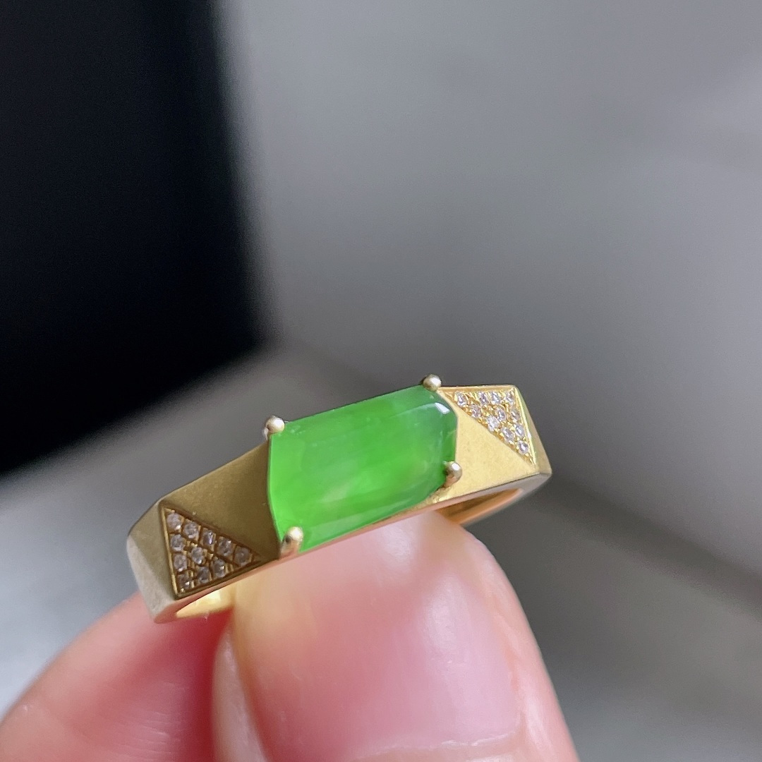 冰阳绿随形戒指，色泽鲜艳，种老水润，18k金镶嵌，裸石8.9/4.9，圈口13.5