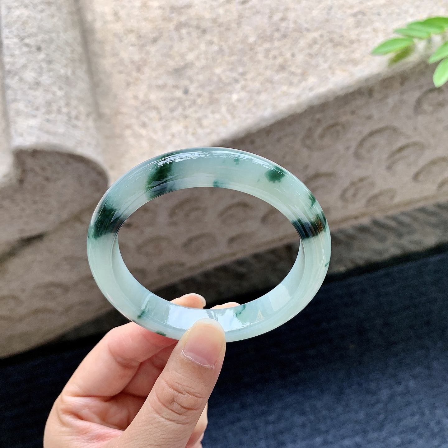 正圈55 56，圈口56.6/11.5/8，编码W6080433，描述：细糯飘花，水润，种老，细腻，无裂。