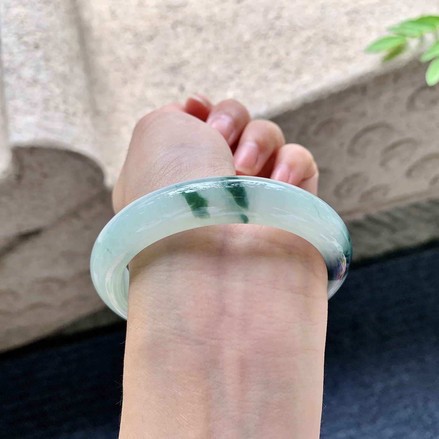 正圈55 56，圈口56.6/11.5/8，编码W6080433，描述：细糯飘花，水润，种老，细腻，无裂。