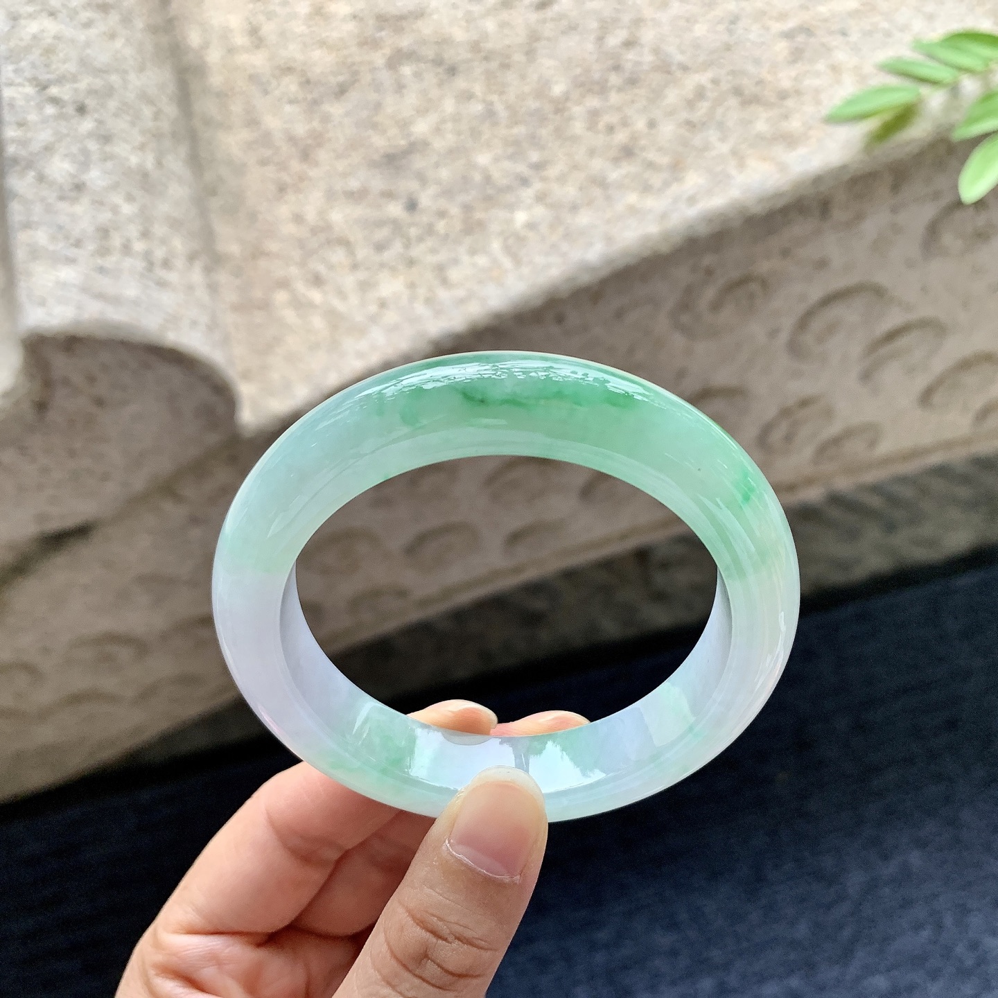 正圈55 56，圈口56.6/12.5/9.4，编码W6080401，描述：糯冰飘绿，水润，种老，细腻，打灯有絮线