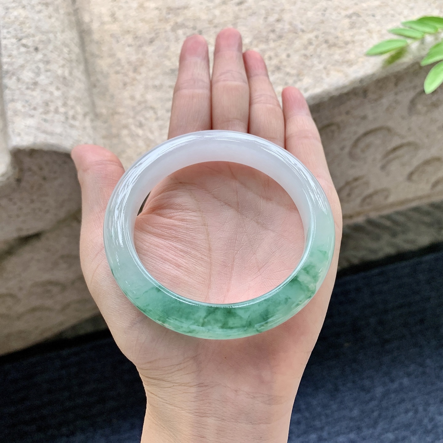正圈56 57，圈口57/11.3/9，编码J7080427，描述冰糯飘花，水润，种老，细腻，打灯有