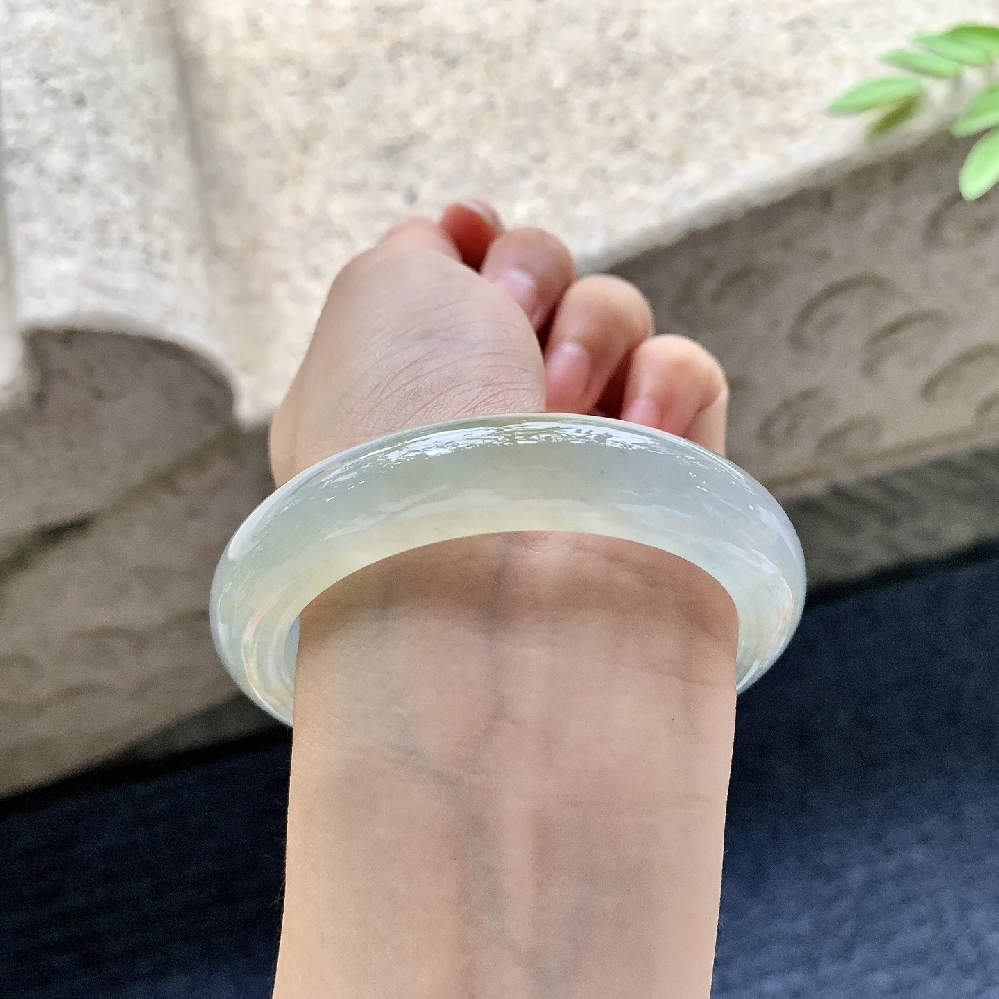 正圈55 56，圈口56.4/12.5/9.2，编码H9080417，冰糯飘黄翡，清透，水润，种老，细腻，无裂。