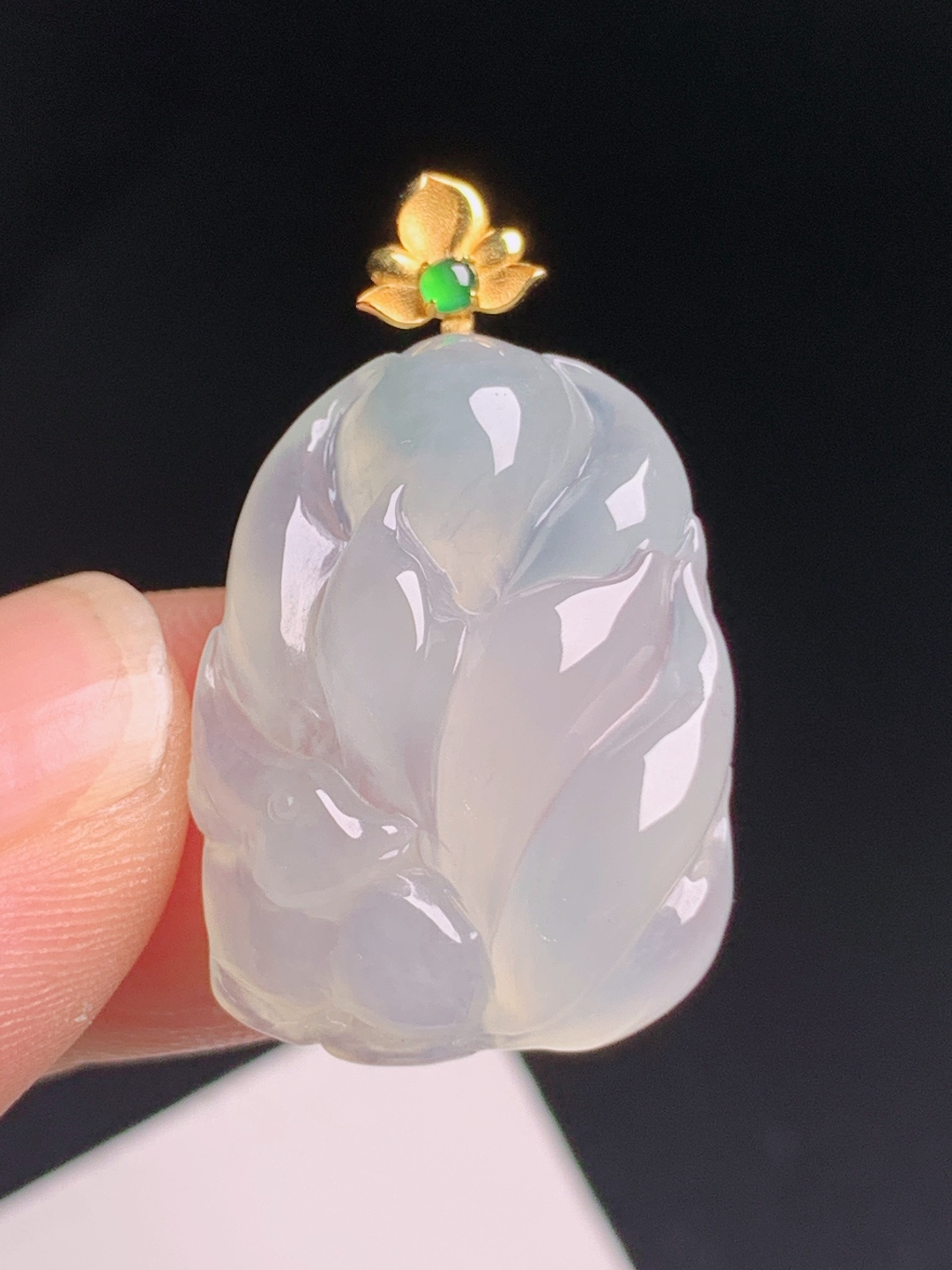 冰种九尾狐吊坠，莲花金扣点缀，种质纯净胶感十足，雕工柔美灵动。裸石23.3-17.7-7.929.2