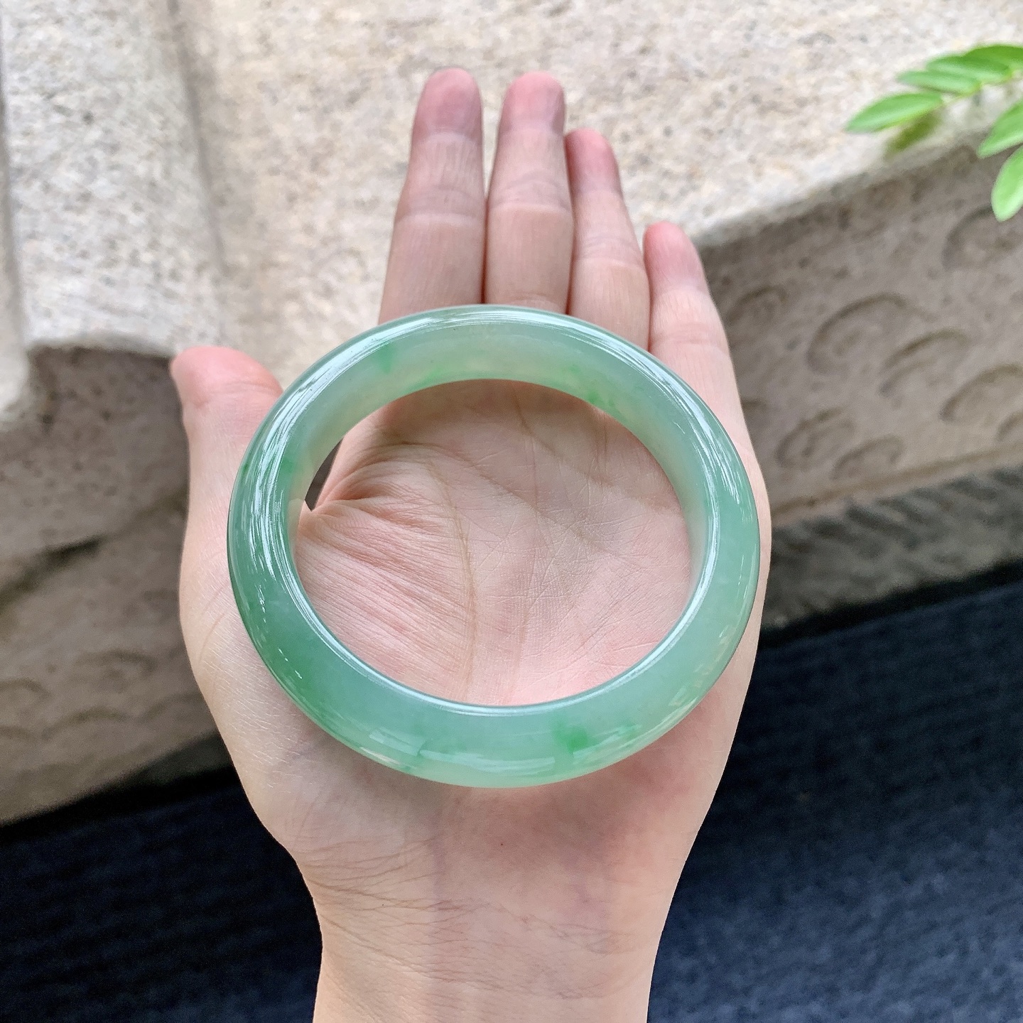 正圈57 58，圈口58.3/13/9，编码Q5080445，描述冰糯飘绿，水润，种老，细腻，无裂。