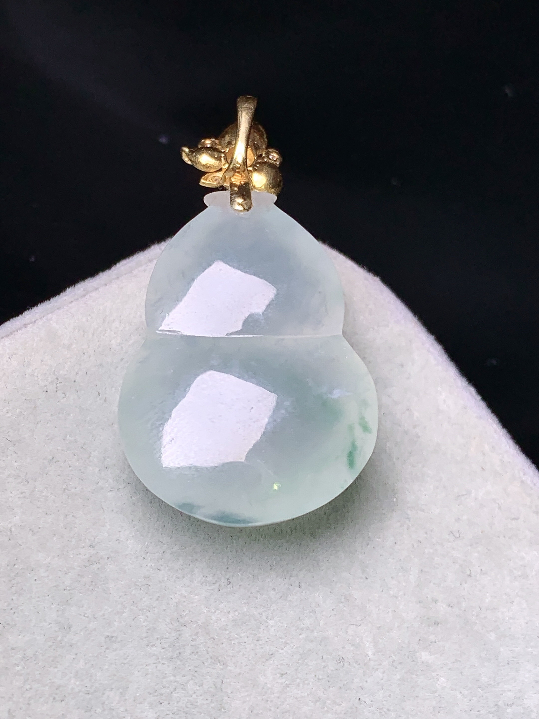 18k金镶嵌冰种葫芦吊坠 玉质细腻 色泽艳丽清新 水润亮眼 整体尺寸33*17.5*9 2x