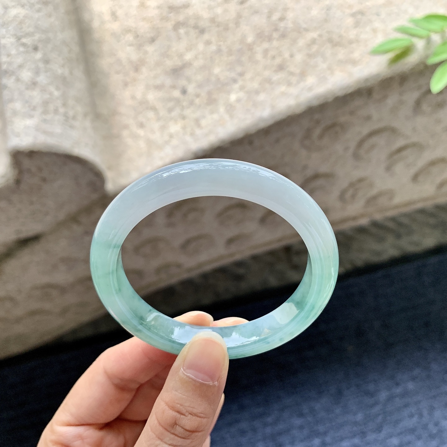 正圈52 53，圈口53.3/10/7.8，编码AD080415，描述：细糯飘绿花，水润，种老，细腻，打灯有絮线