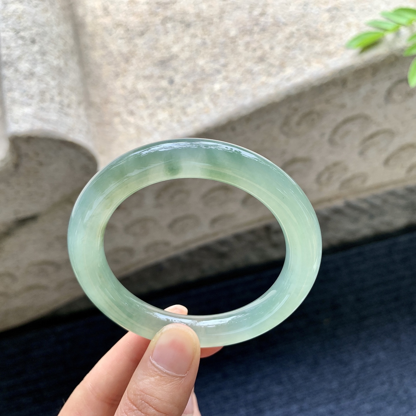 圆条52 53，圈口53.8/10/10，编码Q5080446，描述冰糯黄翡，清透，水润，种老，细腻，无裂。