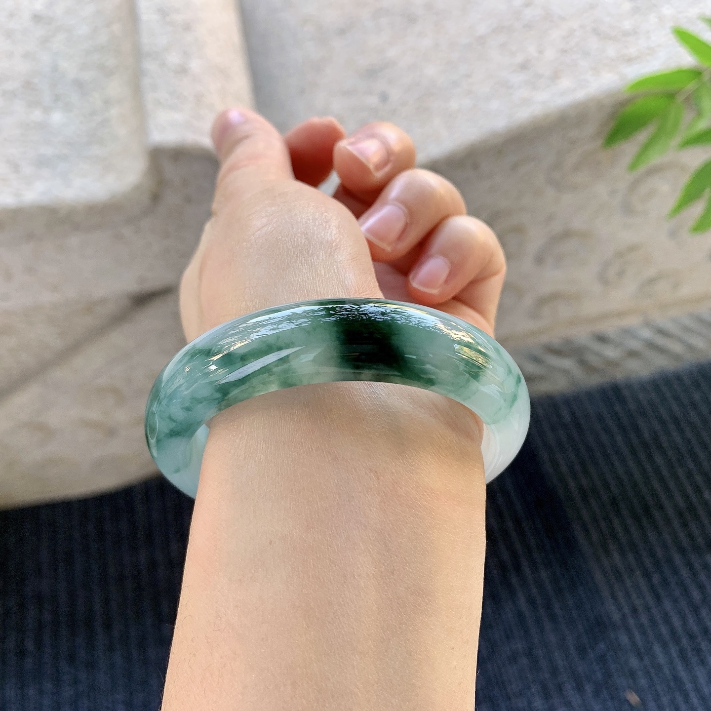 正圈53 54，圈口54.5/13.8/8.2，编码A1080231，冰糯飘花，水润，种老，细腻，无裂。