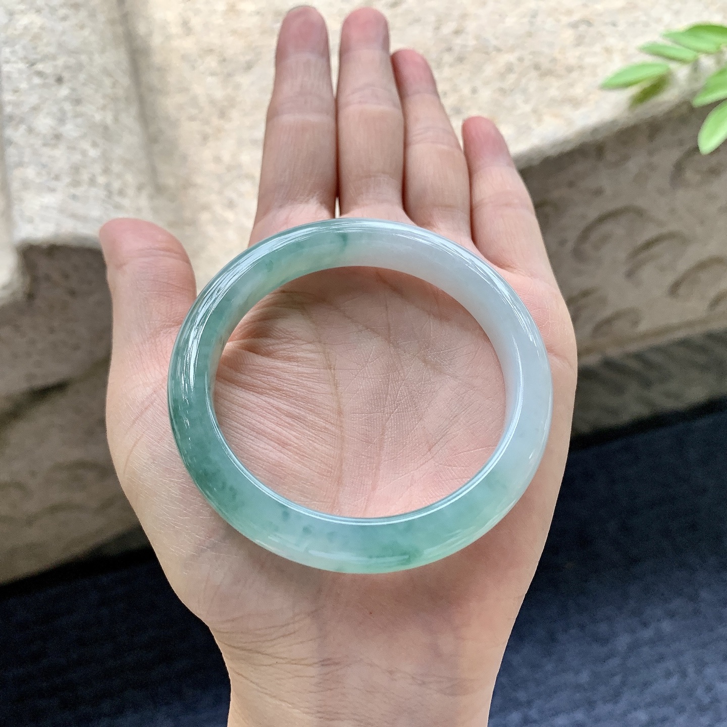 正圈52 53，圈口53.3/10/7.8，编码AD080415，描述：细糯飘绿花，水润，种老，细腻，打灯有絮线