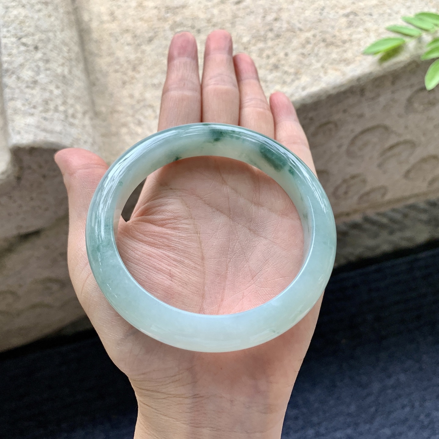 正圈61 62，圈口62.8/12.5/9，编码W6080434，描述细糯飘花，水润，种老，细腻，无裂。