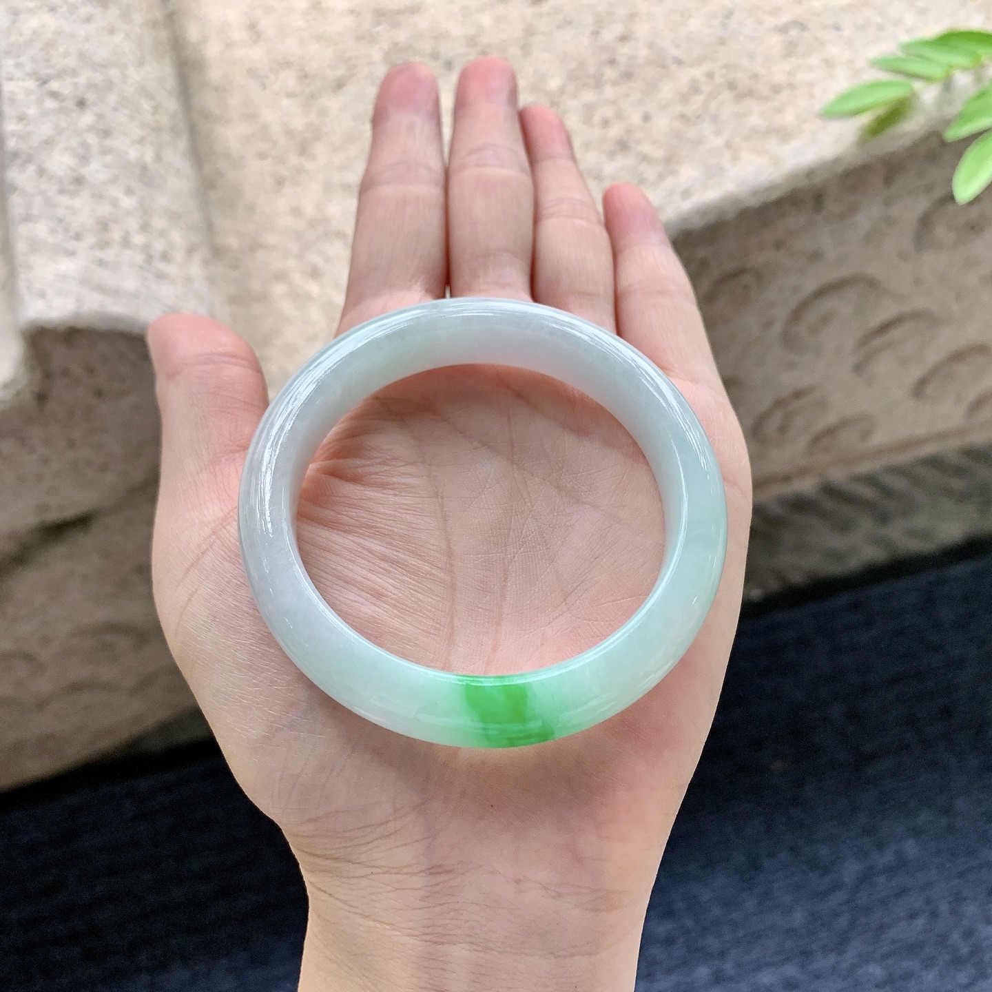 正圈51 52，圈口52.9/11.2/7.9，编码W6080432，糯冰阳绿，水润，种老，细腻，有