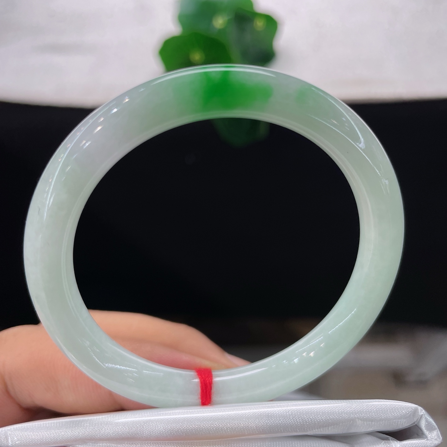 圈口50.8/7.8，飘绿圆条，正圈52/53可戴，仿若翠落云间，俏色凝光。质地温润细腻。