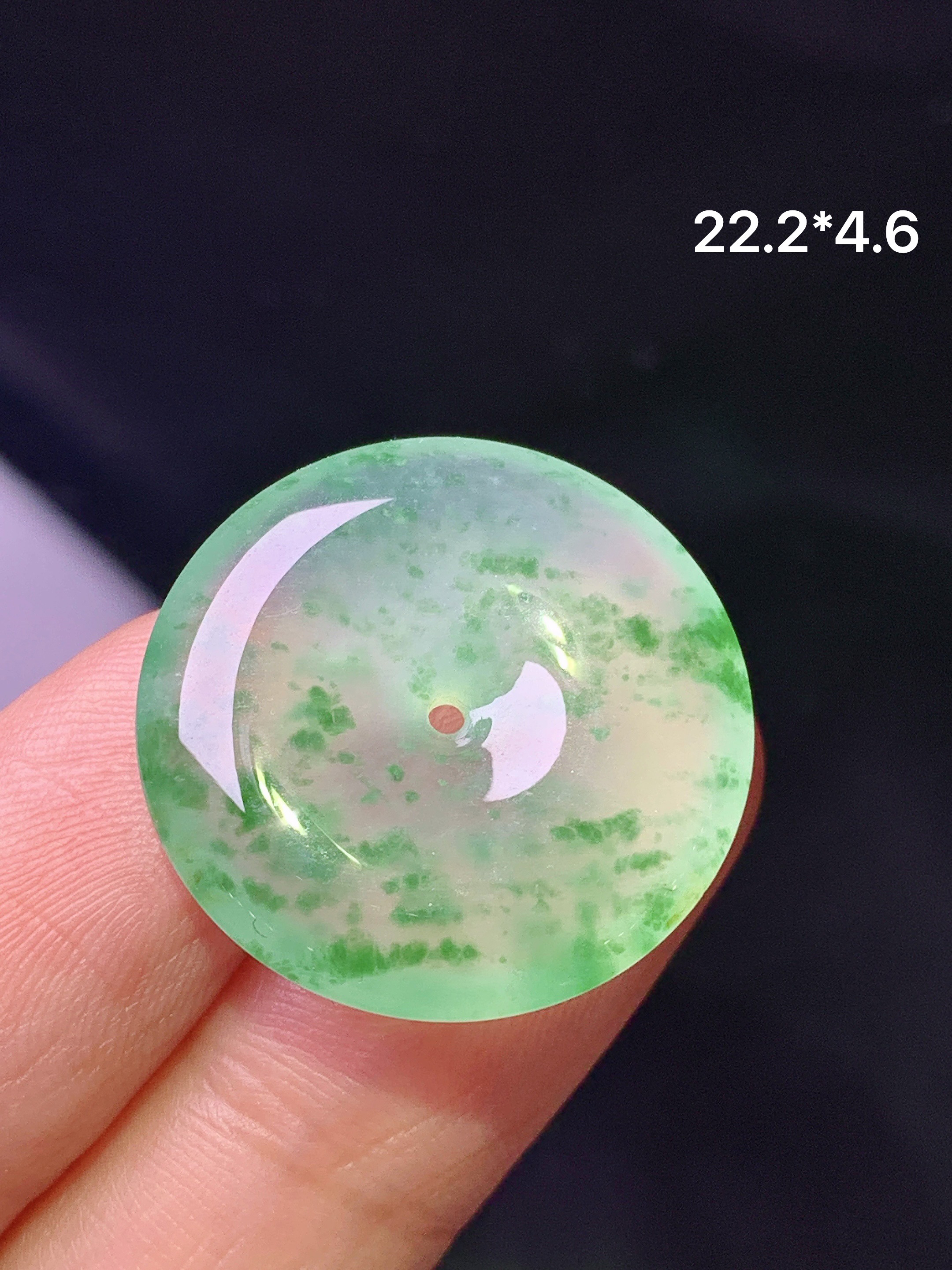 冰飘阳绿平安扣吊坠 玉质细腻 色泽艳丽清新 水润亮眼 整体尺寸22.2*4.6 h3