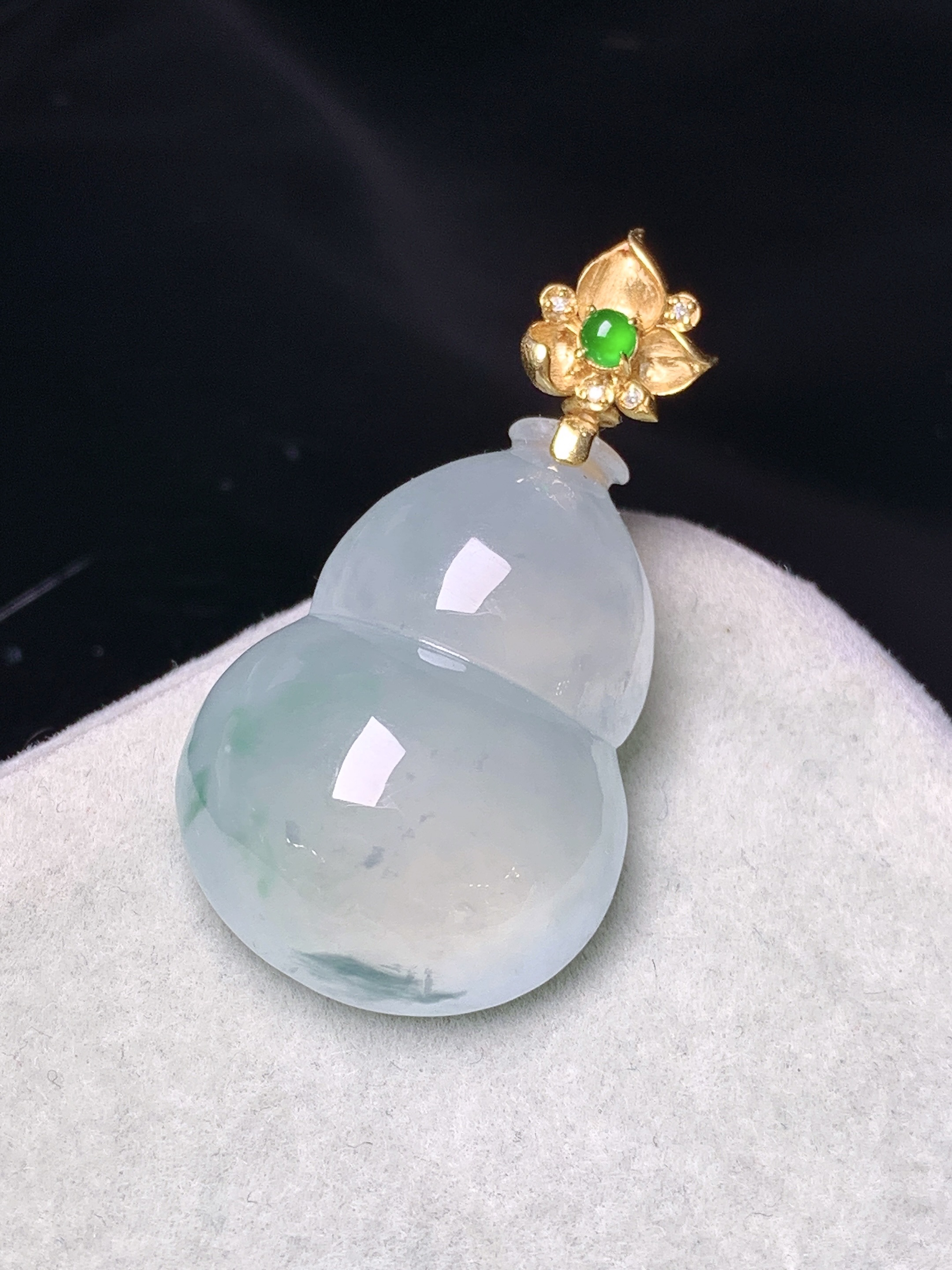 18k金镶嵌冰种葫芦吊坠 玉质细腻 色泽艳丽清新 水润亮眼 整体尺寸33*17.5*9 2x
