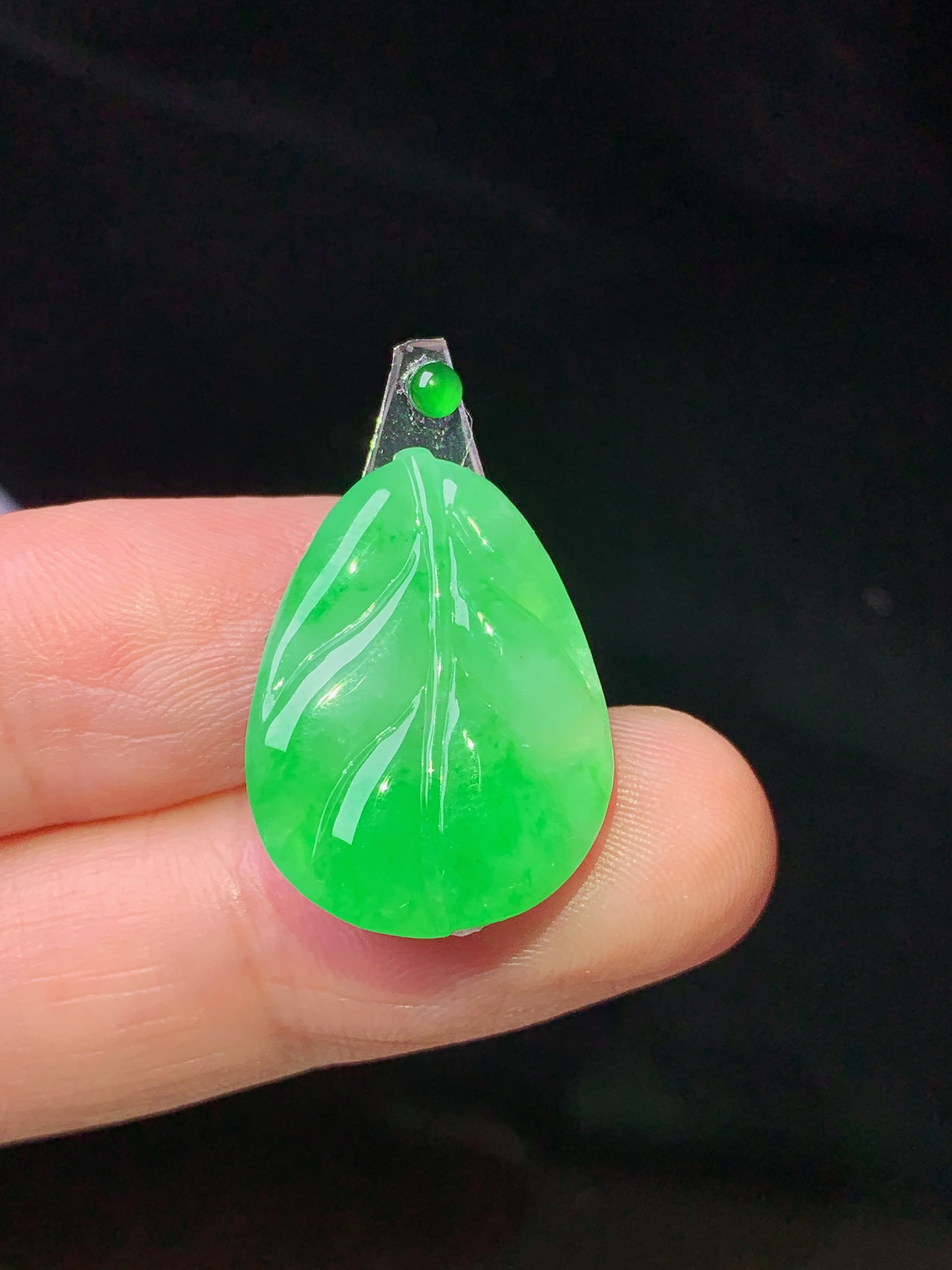 镶嵌款 阳绿树叶吊坠 玉质细腻 色泽艳丽清新 水润亮眼 整体尺寸21.5*15.8*2.8 2x