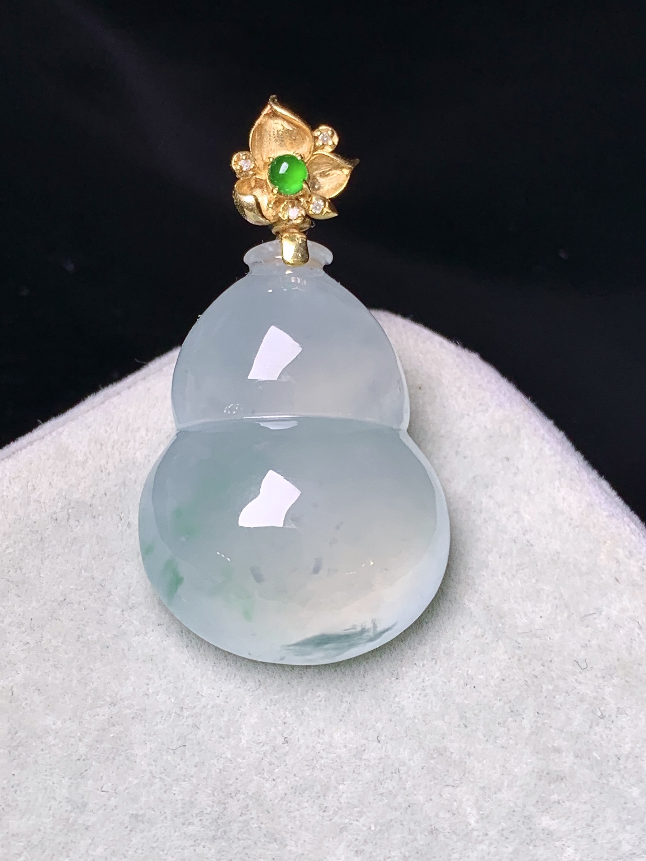 18k金镶嵌冰种葫芦吊坠 玉质细腻 色泽艳丽清新 水润亮眼 整体尺寸33*17.5*9 2x