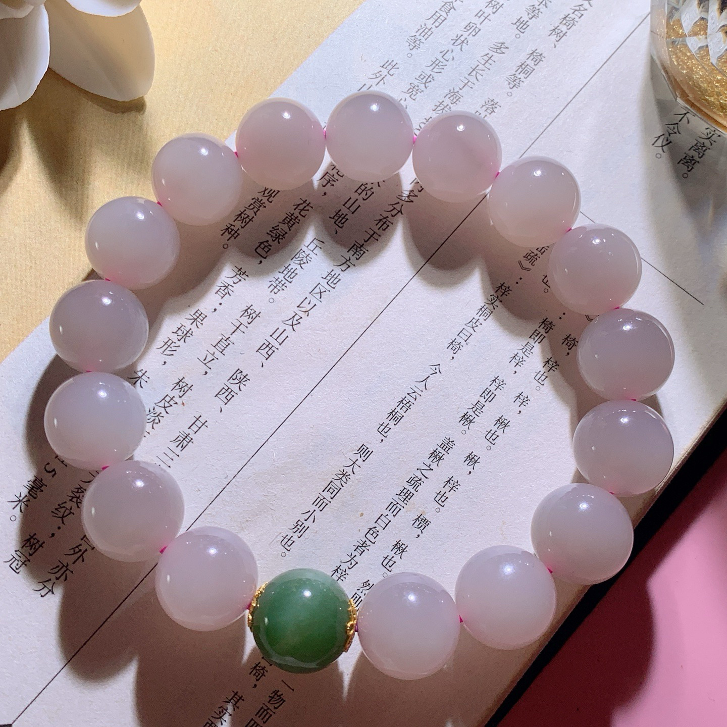 和田玉藕粉圆珠手串！单颗尺寸12重46克。玉质细腻油润。手推出油。佩戴高端典雅。lt260803