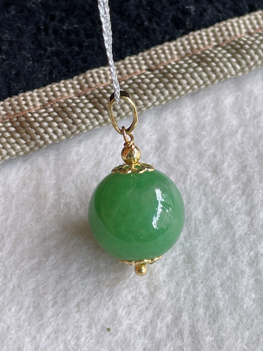 特惠活动#天然翡翠冰满绿圆珠单珠吊坠，尺寸：13.6mm。