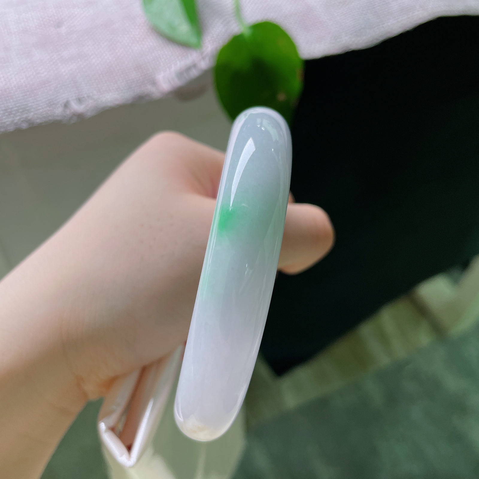 58.8/12.8/8.8，飘绿正圈，无裂，浅紫凝韵，翠色生光。一镯兼具紫与绿的温柔，淡雅底色托举一抹红翡点缀，腕间静享从容雅致。ss57060a
