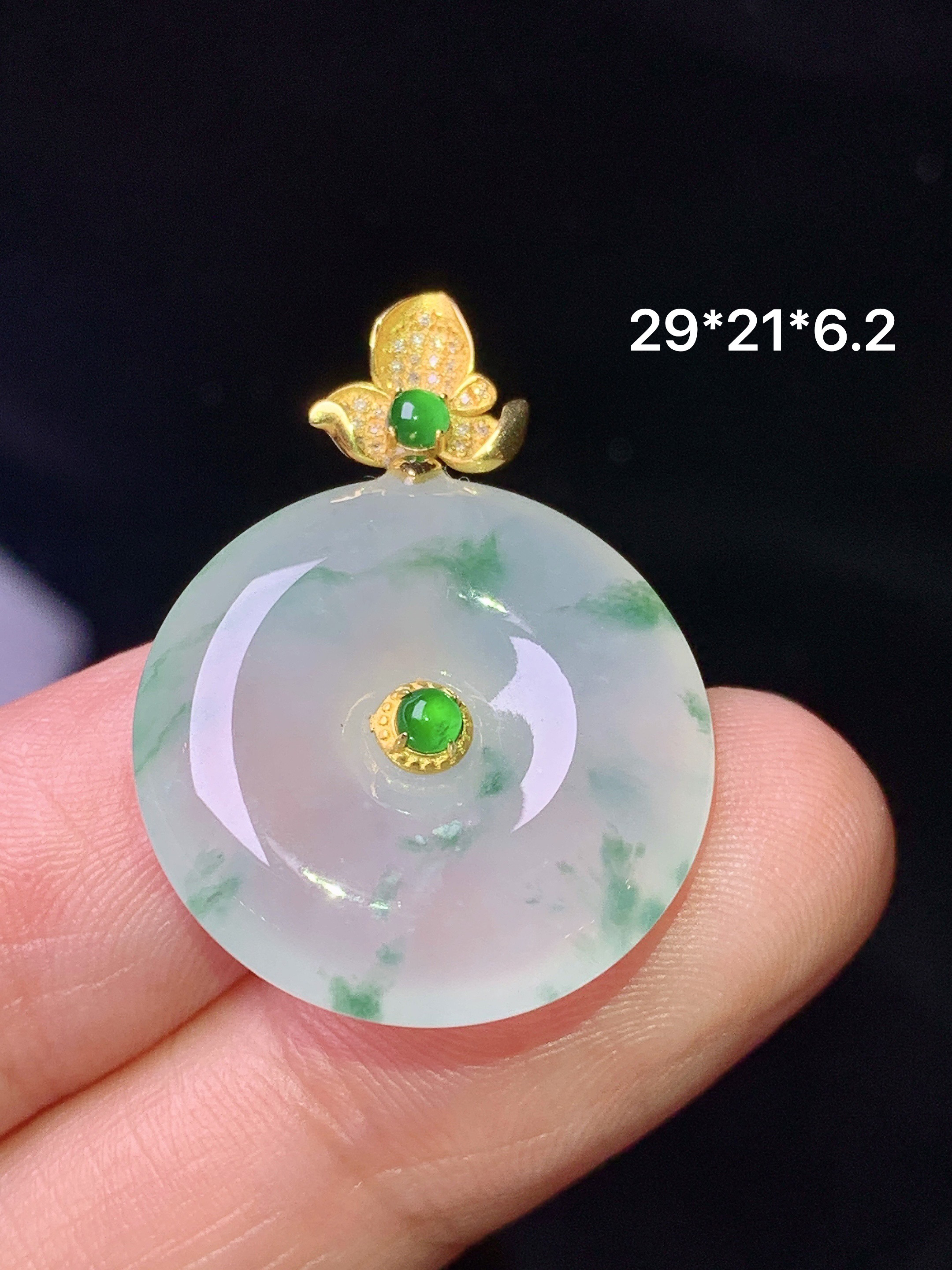 18k金镶嵌飘绿平安扣吊坠 玉质细腻 色泽艳丽清新 水润亮眼 整体尺寸29*21*6.2 h3