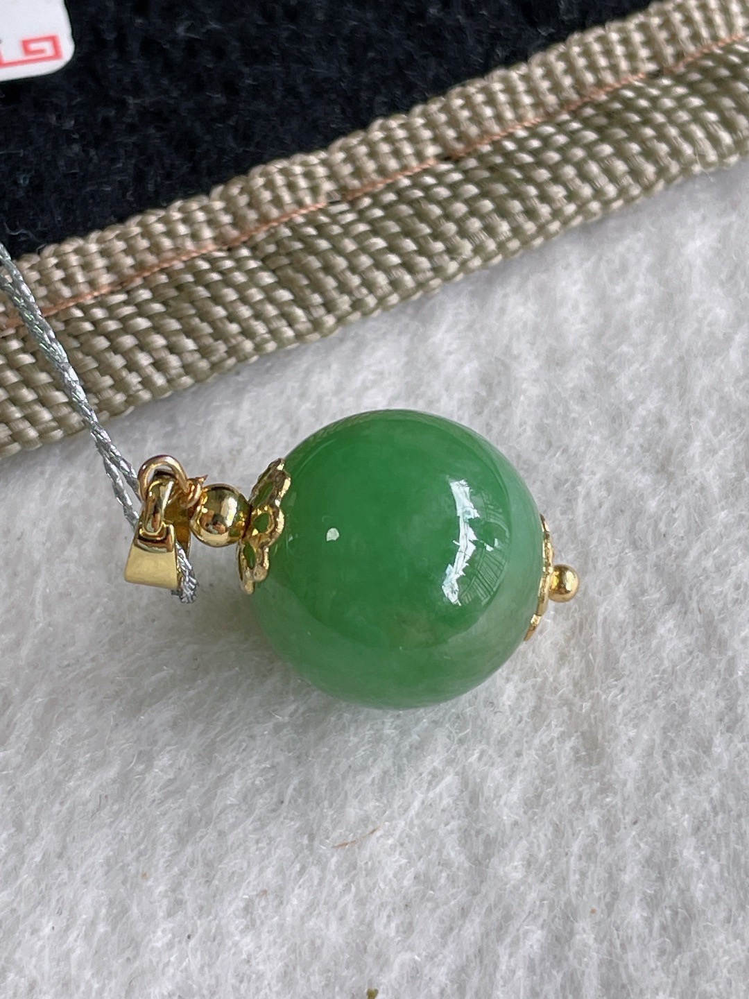 特惠活动#天然翡翠冰满绿圆珠单珠吊坠，尺寸：13.6mm。