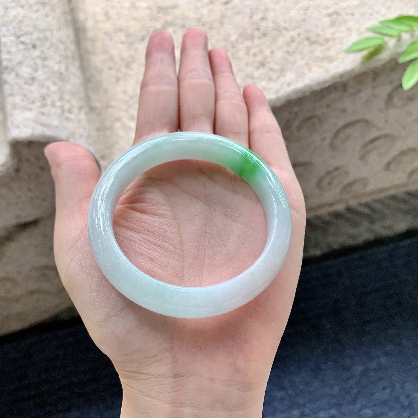 正圈51 52，圈口52.9/11.2/7.9，编码W6080432，糯冰阳绿，水润，种老，细腻，有纹线