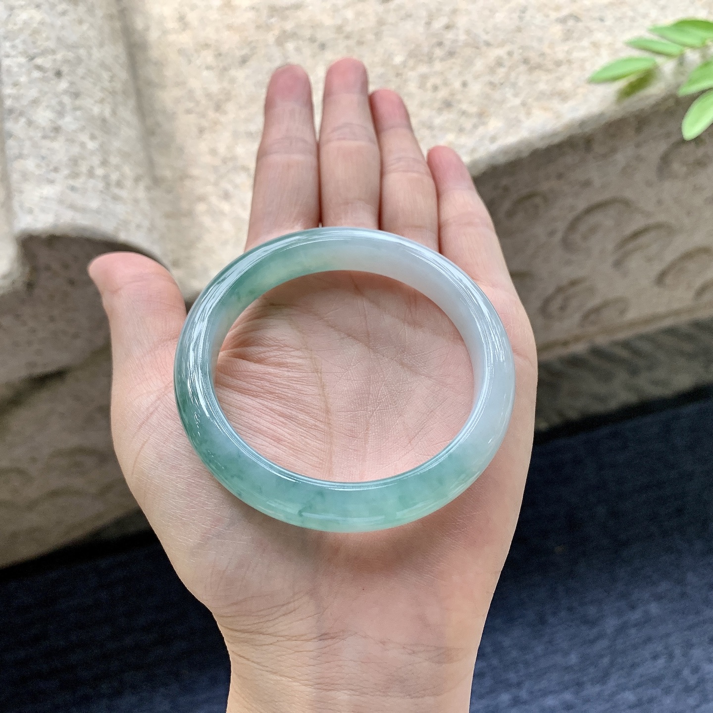 正圈52 53，圈口53.3/10/7.8，编码AD080415，描述：细糯飘绿花，水润，种老，细腻，打灯有絮线