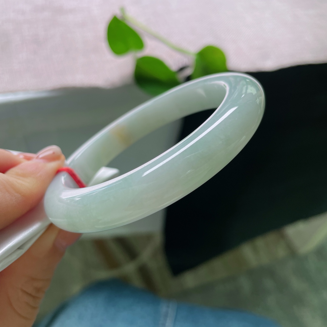 57.8/11.0/9.9，绿底正圈，无裂，淡淡晴绿铺满镯身，柔光静谧，尽显东方女子恬淡气质。ss56920a