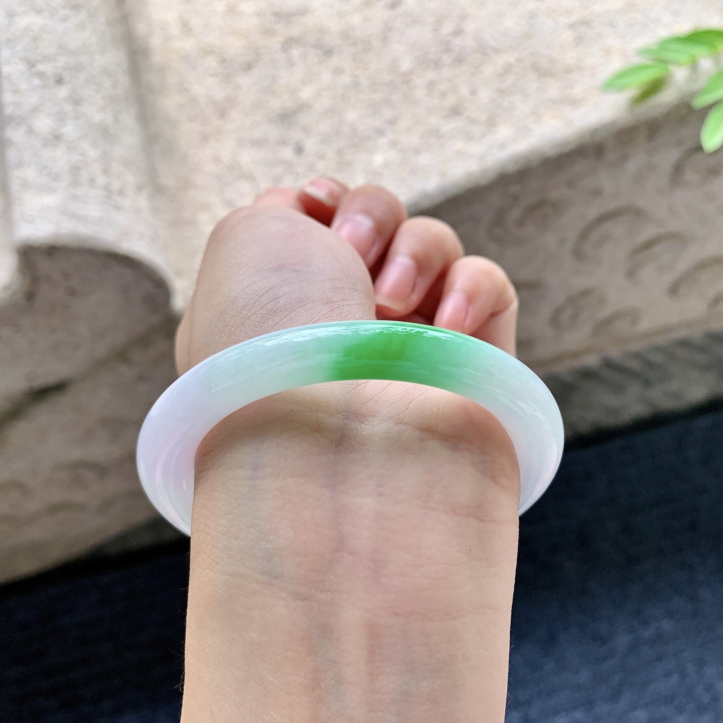圆条53 54，细糯飘阳绿，水润，种老，细腻，无裂。