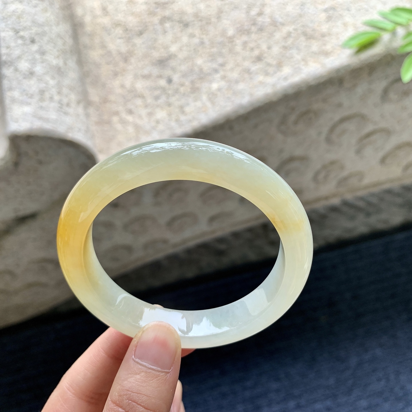 正圈56 57，圈口57.7/12.2/9，编码J7080426，描述冰糯黄翡，水润，种老，细腻，打灯有棉线