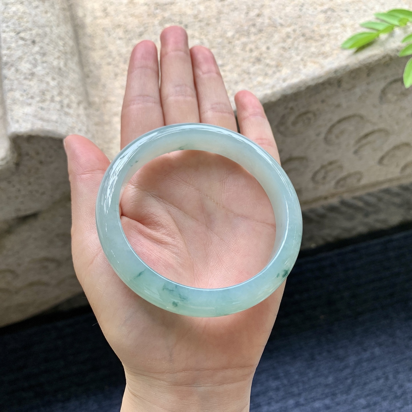 正圈60 61，圈口61.4/12.5/8.2，编码AD080419，细糯飘花，水润，种老，细腻，无