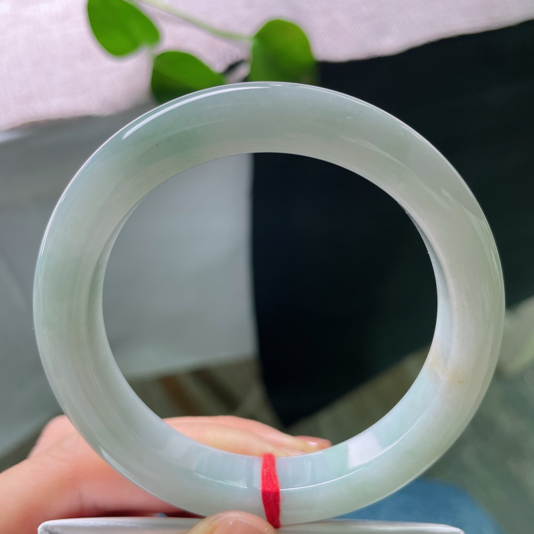 57.8/11.0/9.9，绿底正圈，无裂，淡淡晴绿铺满镯身，柔光静谧，尽显东方女子恬淡气质。ss5
