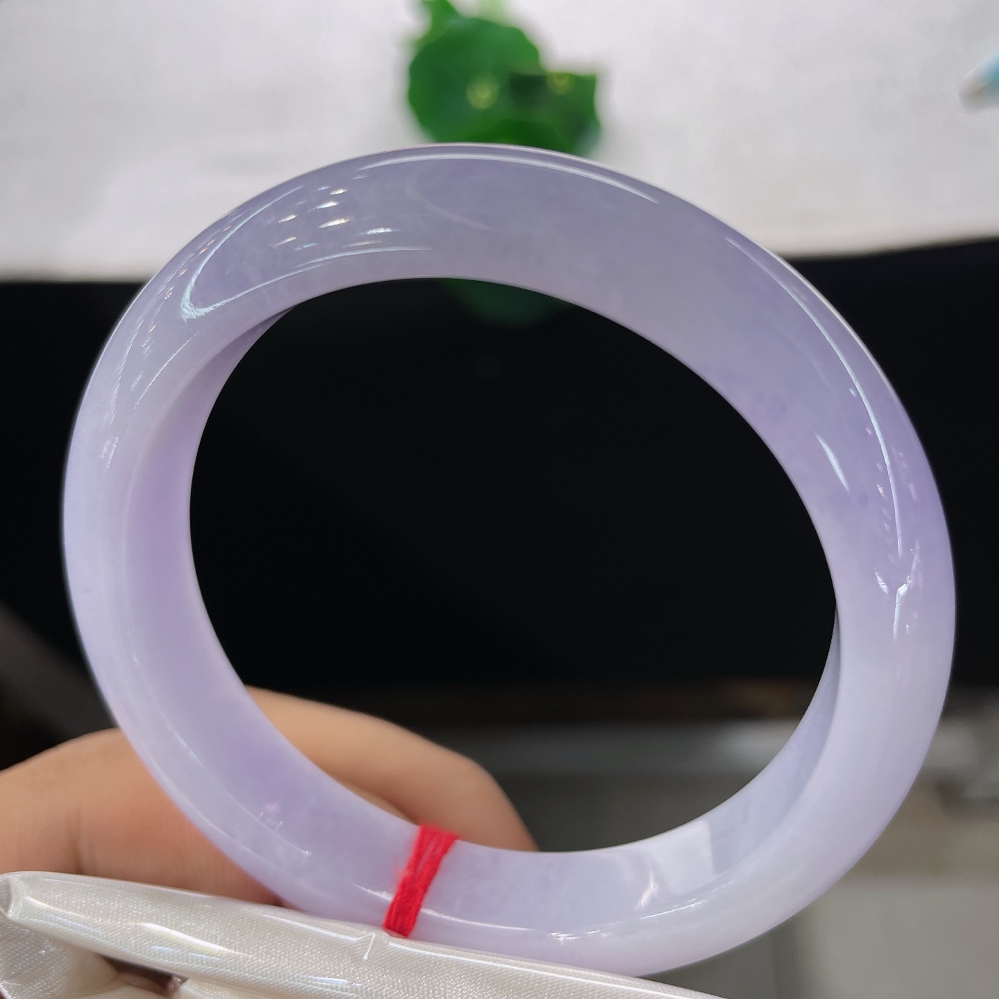 圈口56/12/8，正圈，55/56可戴，仿若紫霞漫漾，轻笼玉身。质地澄澈温润。细微纹。