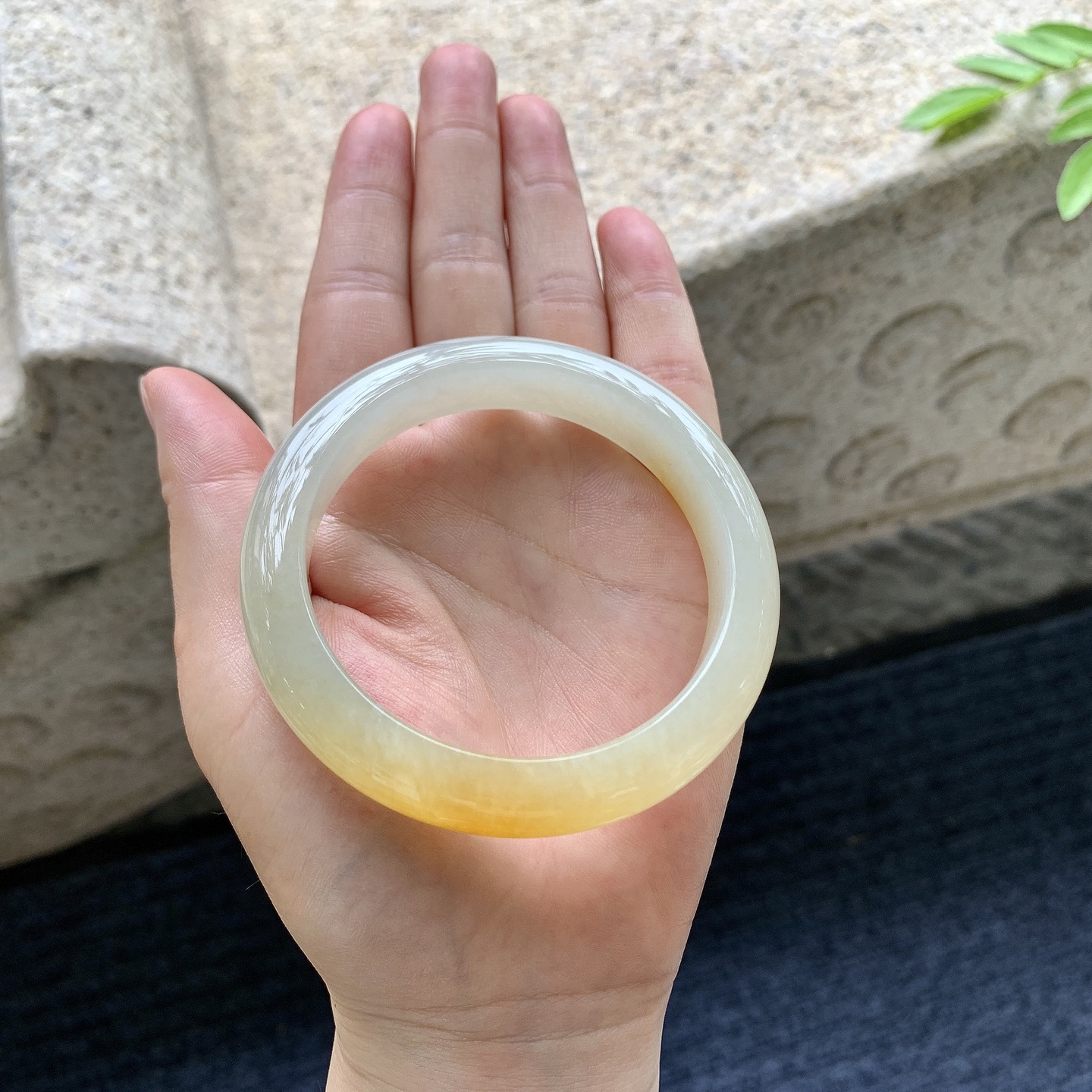 正圈56 57，圈口57.7/12.2/9，编码J7080426，描述冰糯黄翡，水润，种老，细腻，打灯有棉线