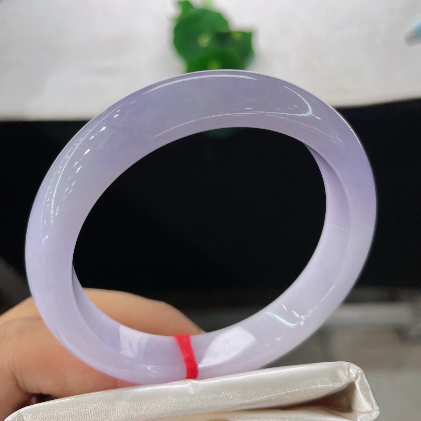 圈口56/12/8，正圈，55/56可戴，仿若紫霞漫漾，轻笼玉身。质地澄澈温润。细微纹。