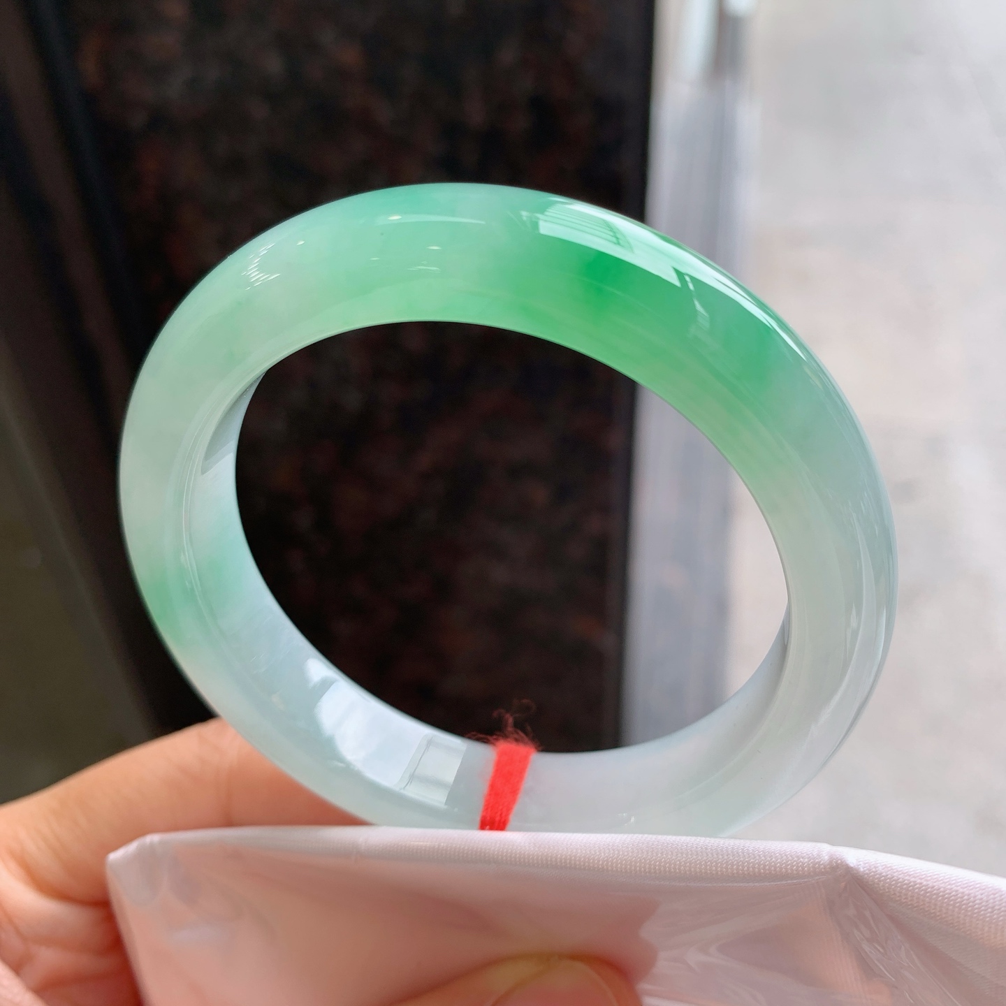 正圈冰飘绿 微细纹 尺寸：55.3/12/9 细腻色阳