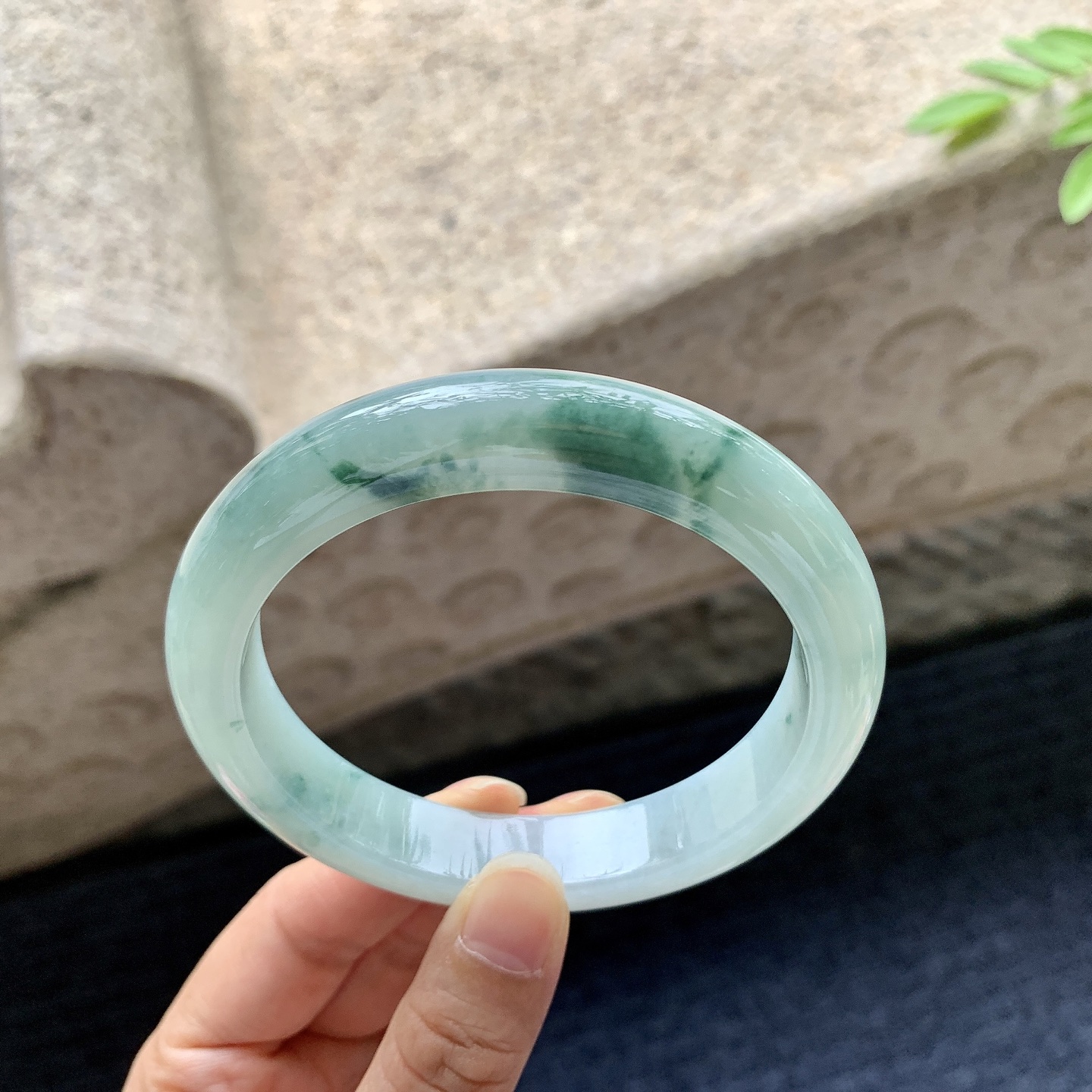 正圈61 62，圈口62.8/12.5/9，编码W6080434，描述细糯飘花，水润，种老，细腻，无裂。