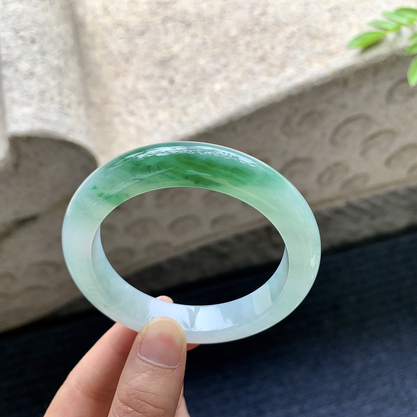 正圈54 55，圈口55.2/12/9.2，编码W6080429，冰糯飘辣绿，水润，种老，细腻，无裂。